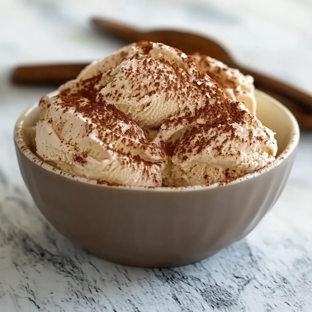 Una ciotola di gelato con cacao e cioccolato.
