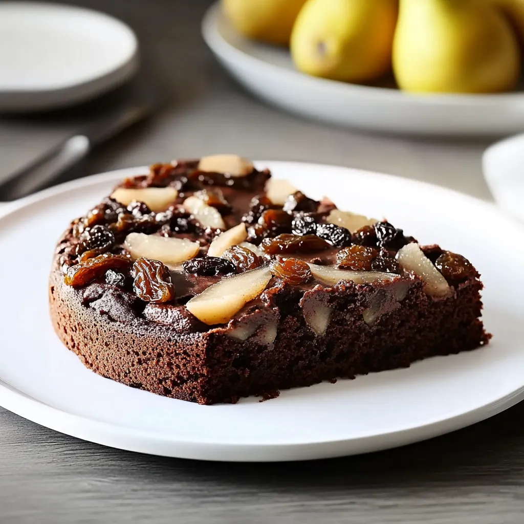 Un pezzo di torta con frutta e noci.