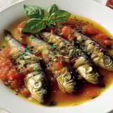Piatti di pesce con basilico.