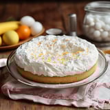 Torta con crema e frutta.