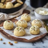 Un piatto di biscotti con semi di sesamo.