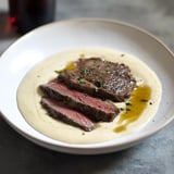 Piatto con carne e patate.