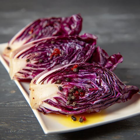 Piatti di cavolo con peperoncino.